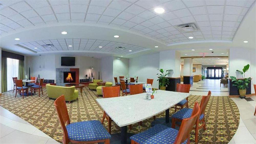 Hampton Inn Westfield Esterno foto