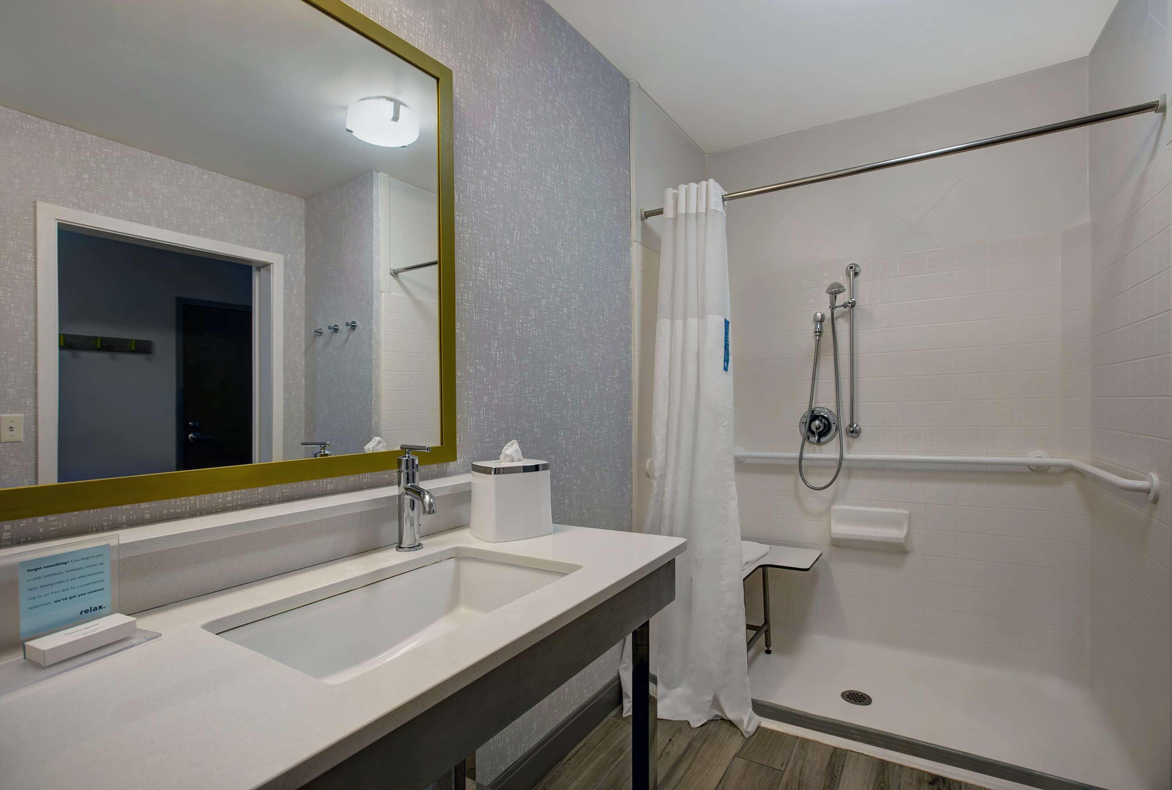 Hampton Inn Westfield Esterno foto